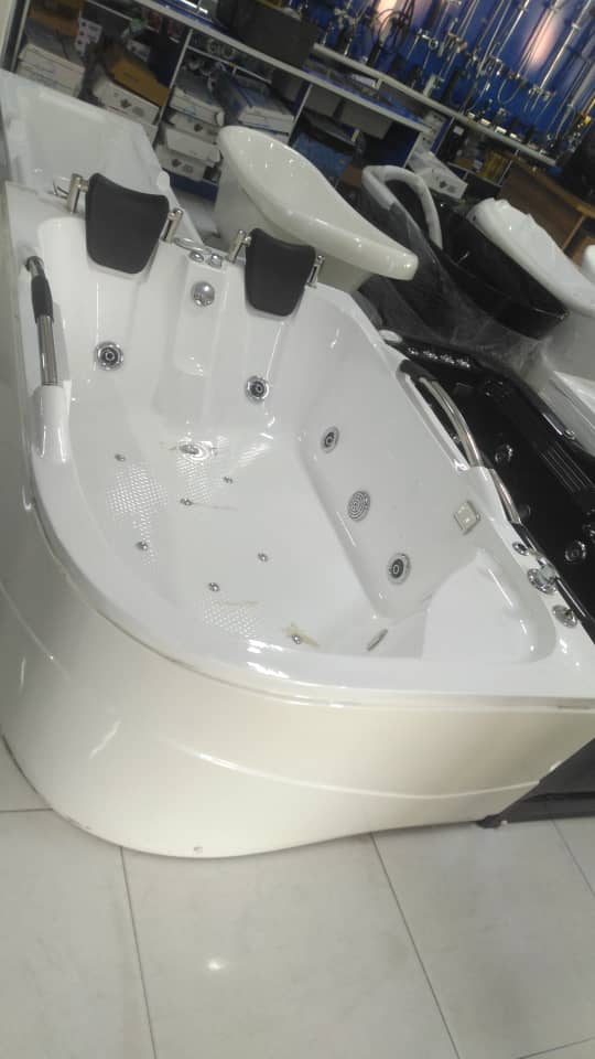 WHITE DOUBLE JACUZZI